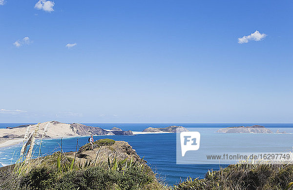 Neuseeland  Northland  Gegend um Cape Reinga  Frau mit Blick auf Neuseelands Top End und die Tasmanische See  Cape Maria van Diemen