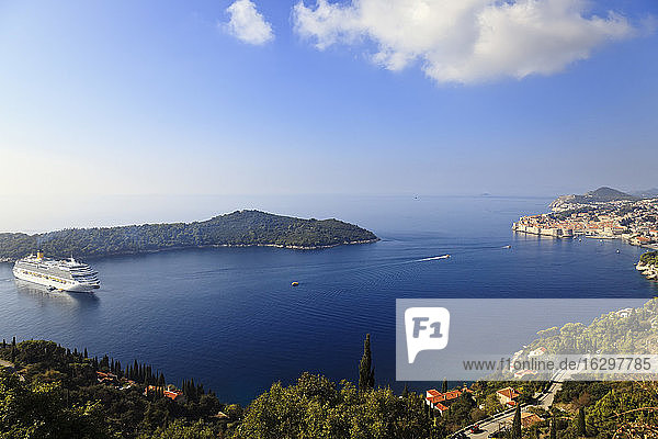 Kroatien  Dubrovnik  Blick auf die Stadt und die Insel Lokrum