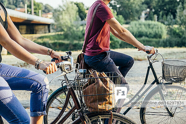 Ehepaar fährt am Wochenende im Park Fahrrad