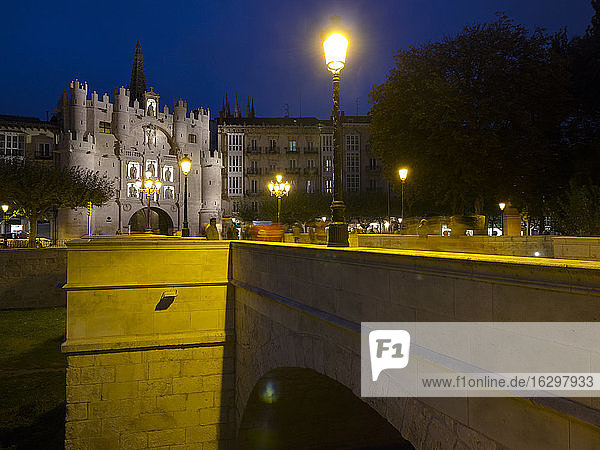 Spain  Burgos  Arco de Santa Maria at night