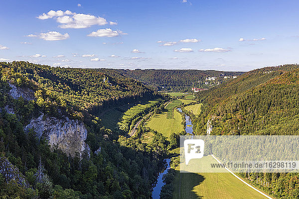 Deutschland  Baden-Württemberg  Beuron  Blick auf das Donautal vom Knopfmacherfelsen aus
