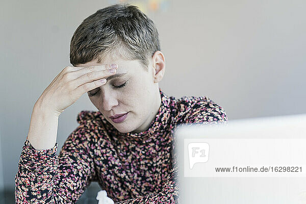 Porträt einer Geschäftsfrau mit Kopfschmerzen