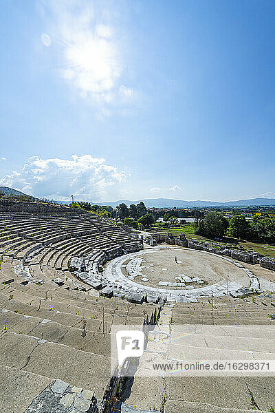 Griechenland  Ostmakedonien und Thrakien  Filippoi  Antikes Amphitheater in Philippi an einem sonnigen Tag