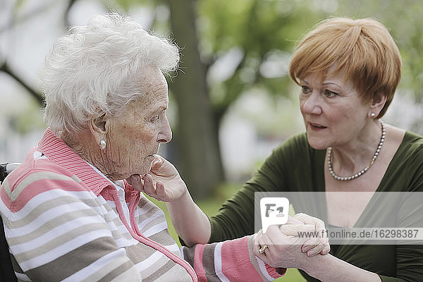 Deutschland  Nordrhein-Westfalen  Köln  Seniorin hält Hände einer reifen Frau  Nahaufnahme