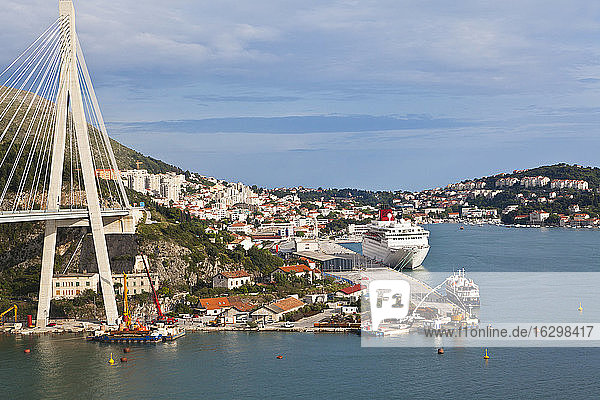 Kroatien  Dubrovnik  Blick auf die Franio Tudjman-Brücke