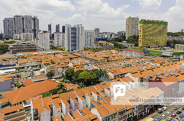 Singapur  Chinatown  Blick auf alte Gebäude vor Hochhäusern  Blick von oben