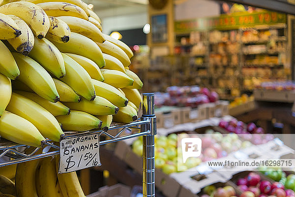 USA  Kalifornien  San Francisco  Bio-Obst und -Gemüse mit Bananen in Großaufnahme in einem Geschäft