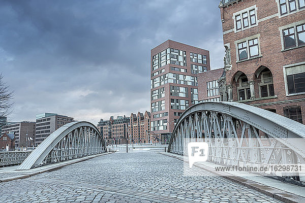 Deutschland  Hamburg  Brücke an der Grenze zwischen der historischen Speicherstadt und dem neuen Stadtentwicklungsgebiet HafenCity