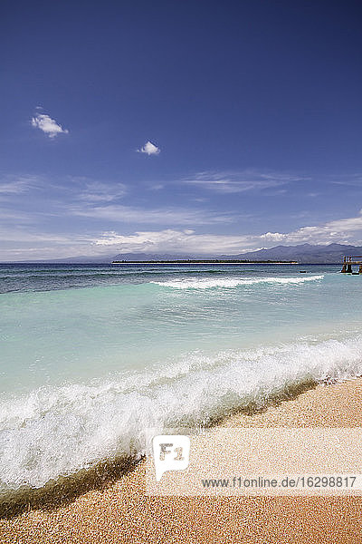 Indonesien  Lombok  Isle Gili Air  Blick vom Strand der Isle Gili Mono auf die Isle Gili Air
