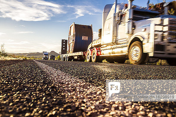 Australien  Australischer Lkw auf der Straße