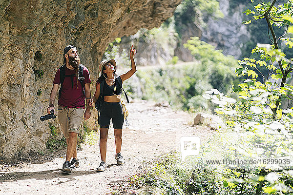 Frau  die mit einem Mann auf einem Bergpfad an der Ruta Del Cares  Asturien  Spanien  spazieren geht