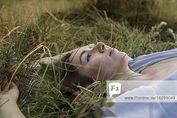 Schöne Frau entspannt im Gras