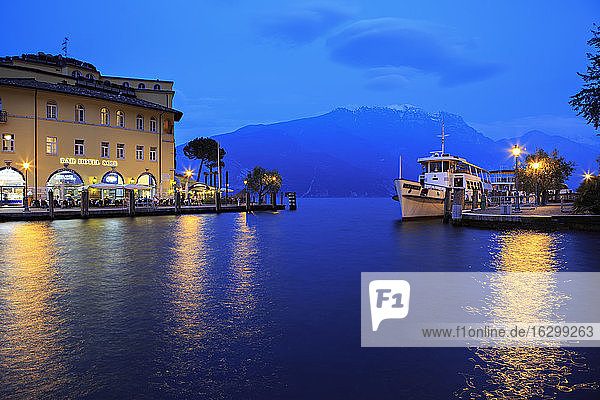 Italien,  Trentino-Südtirol,  Riva del Garda,  Hafen,  Gardasee am Abend