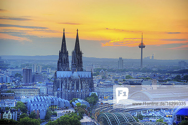 Deutschland  Nordrhein-Westfalen  Köln  Stadtbild  Kölner Dom bei Sonnenuntergang