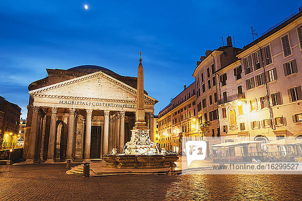 Italien  Latium  Rom  Pantheon  Piazza della Rotonda und Springbrunnen am Abend