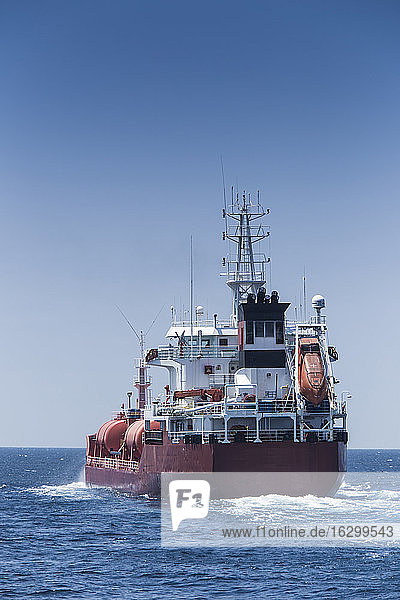 Spanien  Andalusien  Tarifa  Meerenge von Gibraltar  Frachtschiff