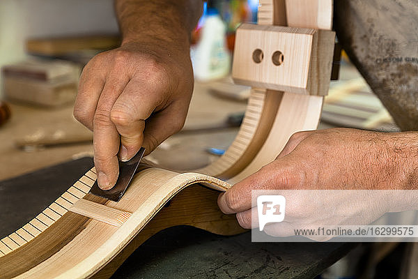 Gitarrenbauer in seiner Werkstatt  Nahaufnahme