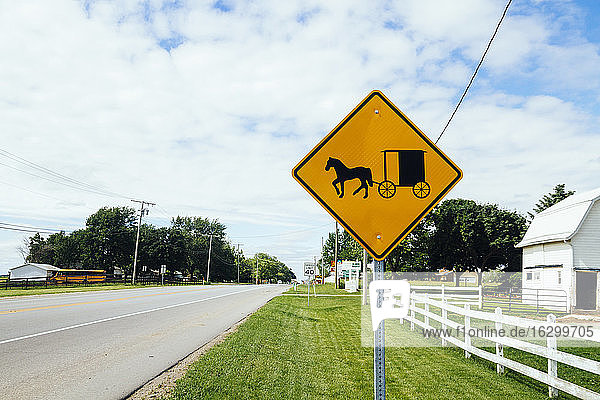 USA  Indiana  Shipshewana  Schild mit amischer Kutsche und Pferd