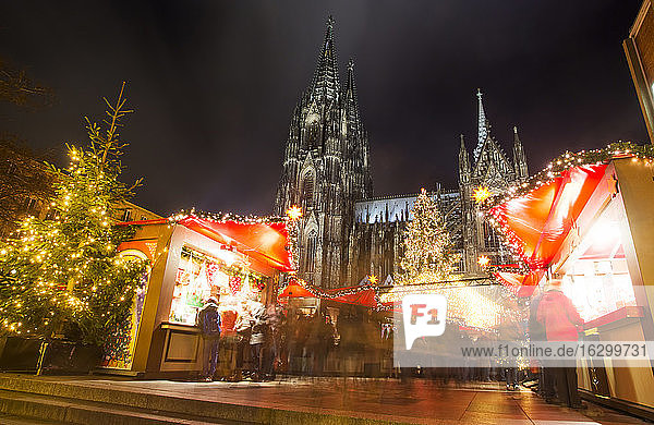 Germany  North Rhine-Westphalia  Cologne  Christmas market at Cologne Cathedral by night