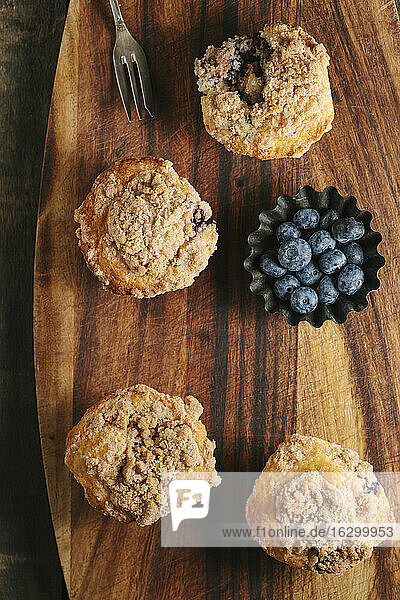 Blaubeer-Muffins mit Streuseln