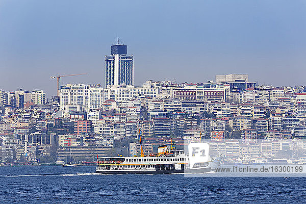 Türkei  Istanbul  Beyoglu und Bosporus von Uskudar aus gesehen