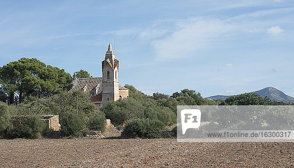 Spanien  Balearische Inseln  Mallorca  Blick auf son serra de marina  Kirche