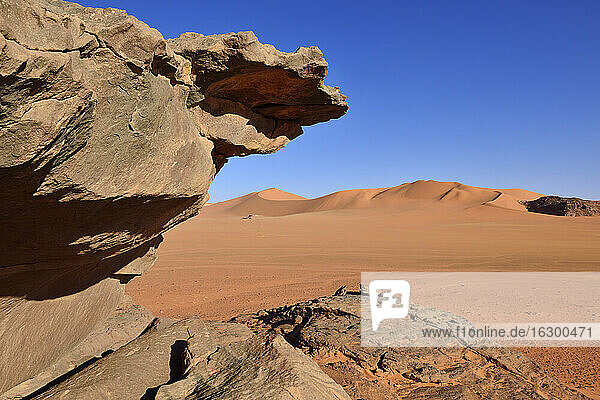 Algerien  Sahara  Tassili N'Ajjer National Park  Tadrart  Felsen und Dünen bei Tin Merzouga