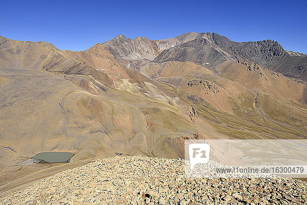 Iran  Mazandaran  Hochebene Hezar Som  Takht-e Suleyman-Massiv  Alborz-Gebirge  Blick von Lashgarak nach Alam Kuh