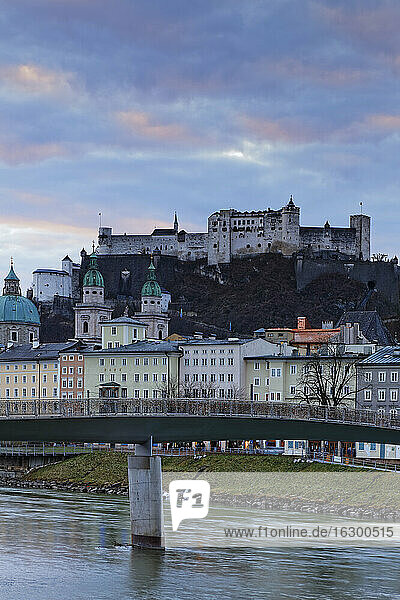 Österreich  Land Salzburg  Salzburg  Festung Hohensalzburg mit Altstadt und Türmen des Salzburger Doms  Fluss Salzach