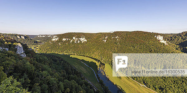 Deutschland  Baden-Württemberg  Landschaftliche Ansicht des Donautals im Sommer