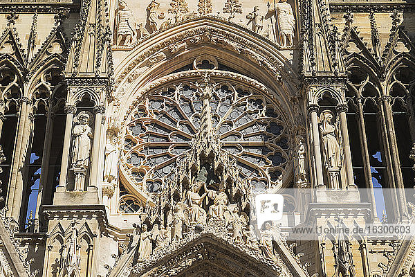 Frankreich  Marne  Reims  Skulpturen rund um das Rundfenster der Kathedrale von Reims