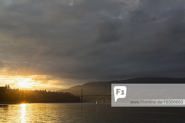 Kanada  British Columbia  Vancouver  Lions Gate Bridge und Stanley Park bei Sonnenuntergang