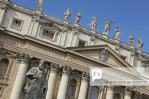 Italien  Rom  Teil der Fassade des Petersdoms