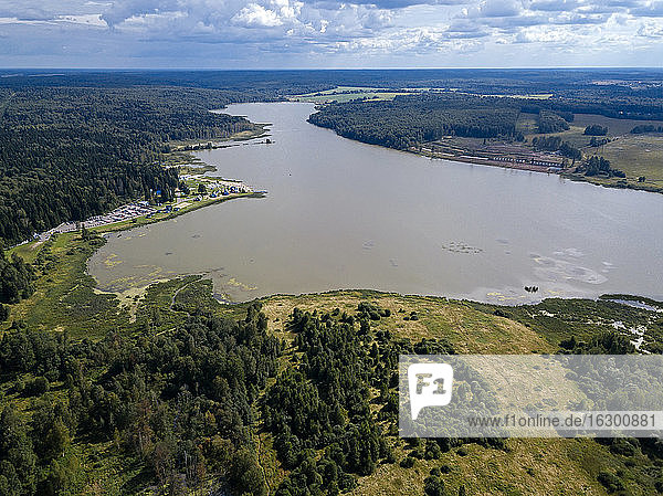 Luftaufnahme des Sees Torbeyevskoye im Sommer