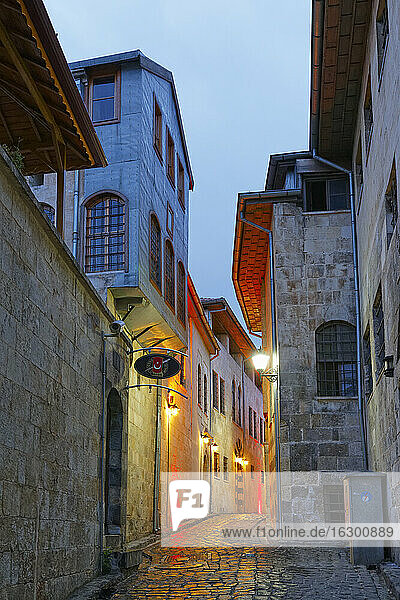 Türkei  Gaziantep  Gasse in der Altstadt am Abend