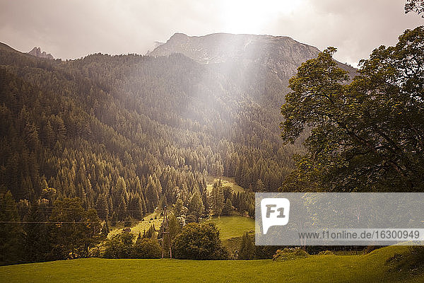 Österreich  Lungau  Sonnenstrahl in alpiner Landschaft