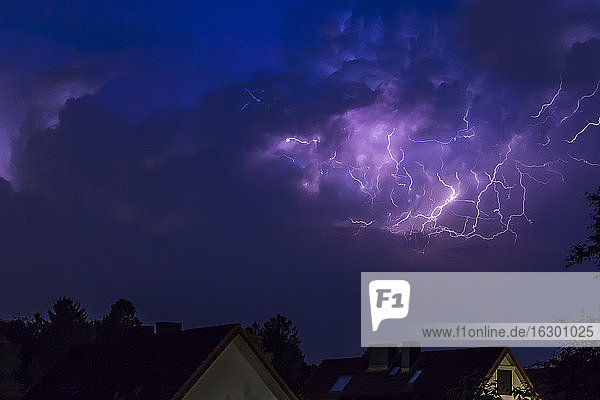 Deutschland  Hamburg  dramatischer Nachthimmel bei schwerem Gewitter