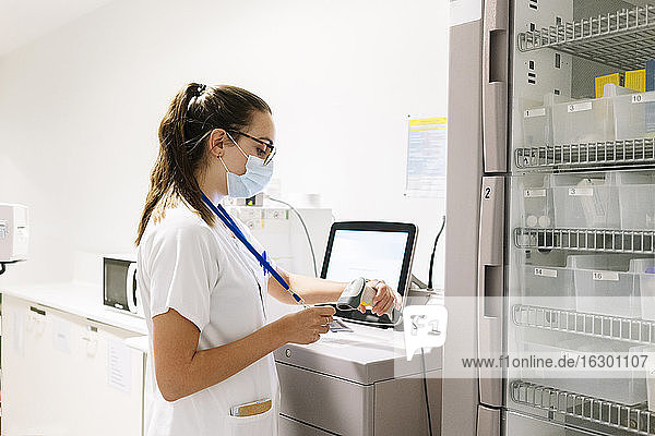 Eine Ärztin scannt ihren Ausweis in der Apotheke eines Krankenhauses