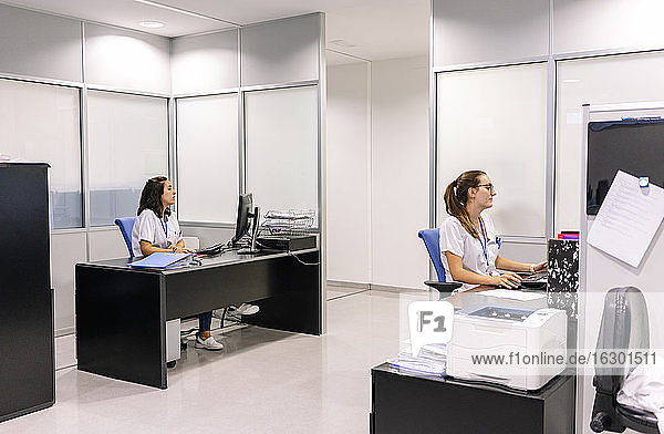 Pharmazeutinnen benutzen Computer am Schreibtisch im Krankenhaus