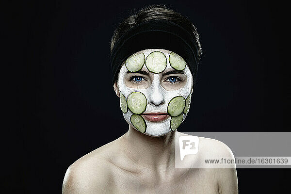 Porträt einer jungen Frau mit einer Maske aus Zinklehm  Nahaufnahme