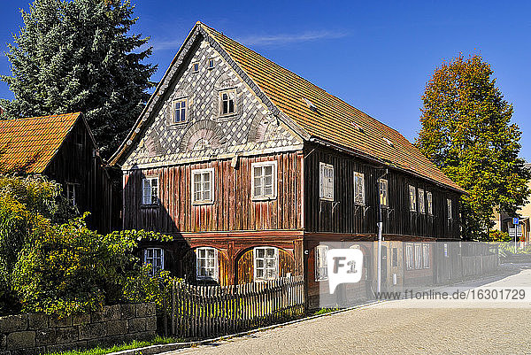 Deutschland  Sachsen  Hinterhermsdorf  Historisches Haus in der Oberlausitz