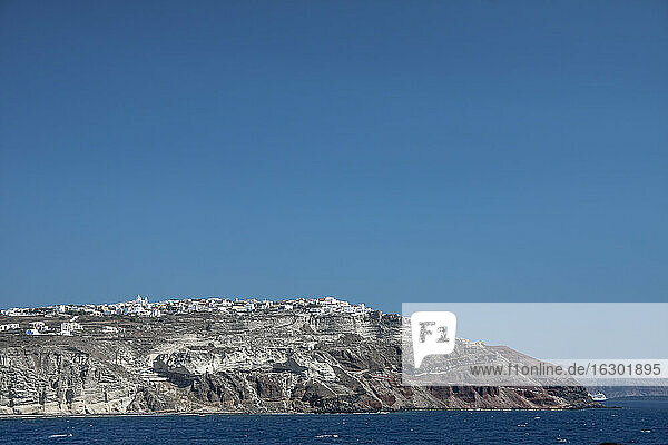 Griechenland  Kykladen  Santorin  Blick auf Oia von der Fähre