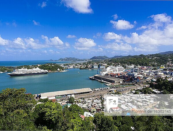 Karibik  Kleine Antillen  St. Lucia  Castries  Stadtbild und Containerhafen