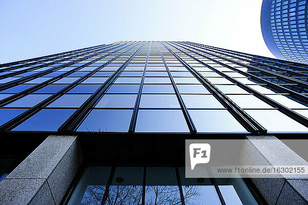 Deutschland  Nordrhein-Westfalen  Dortmund  Fassade eines Bürohochhauses  Blick von unten