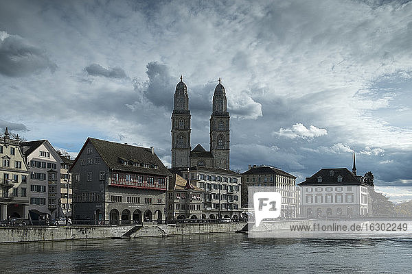Schweiz  Kanton Zürich  Zürich  Blick über die Limmat zum Grossmünster