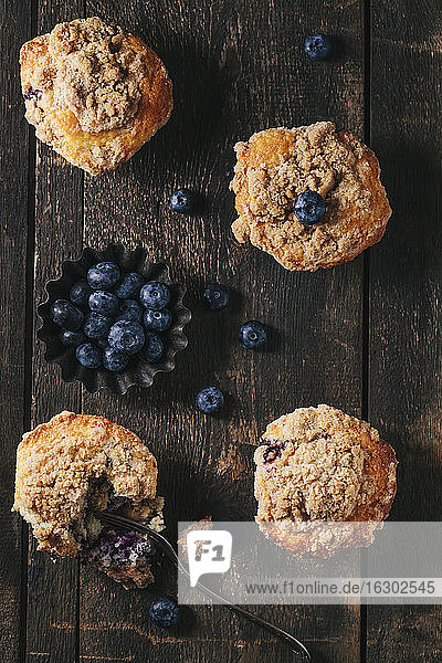 Blaubeer-Muffins mit Streuseln