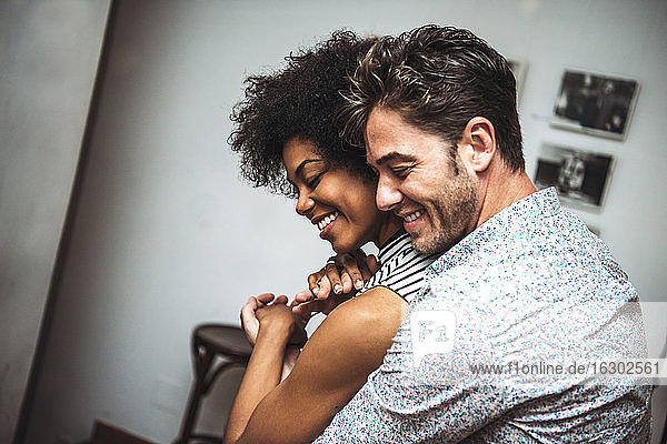 Nahaufnahme eines romantischen Paares  das sich beim Tanzen in einer Bar umarmt