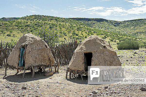 Afrika  Namibia  Damaraland  Himba-Siedlung  Lehmhütten