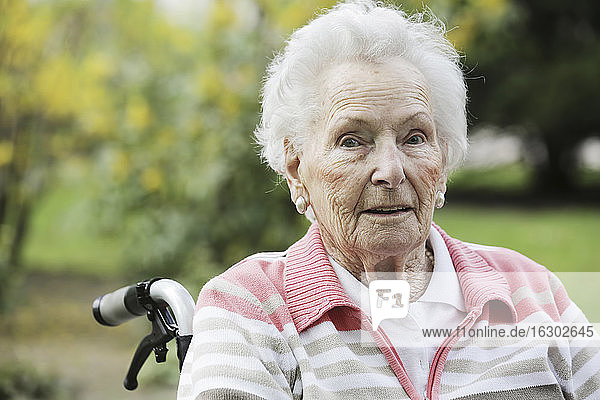Deutschland  Nordrhein-Westfalen  Köln  Porträt einer älteren Frau im Rollstuhl sitzend  Nahaufnahme