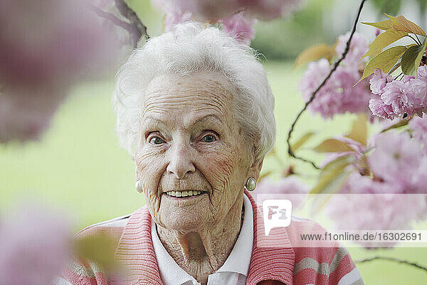 Deutschland  Nordrhein-Westfalen  Köln  Porträt einer älteren Frau  lächelnd  Nahaufnahme